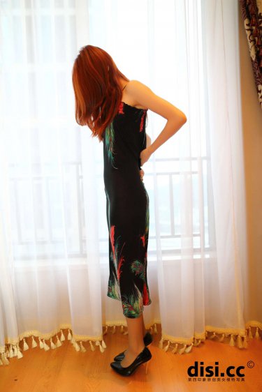 没有衣服穿的女生